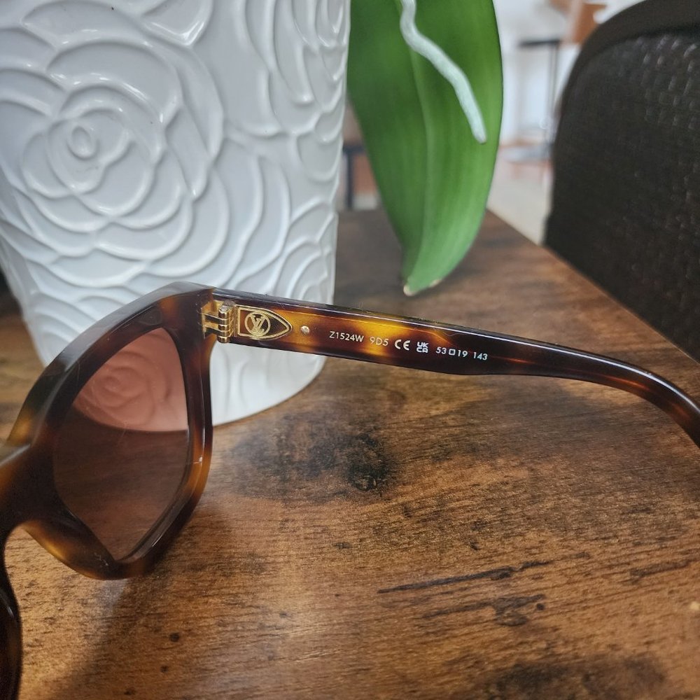 Louis Vuitton sun glasses - Picture 4 of 5